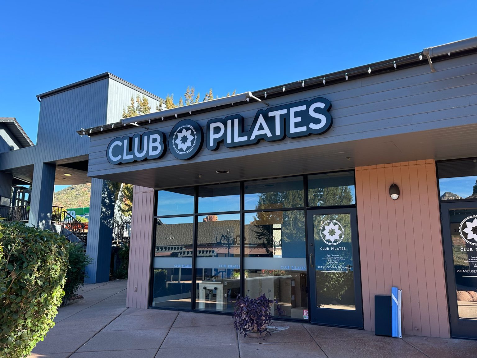Sedona-Sign-Company-Club-Pilates-Sedona-Acrylic-Cabinet-Lighted-Wall-Sign-7