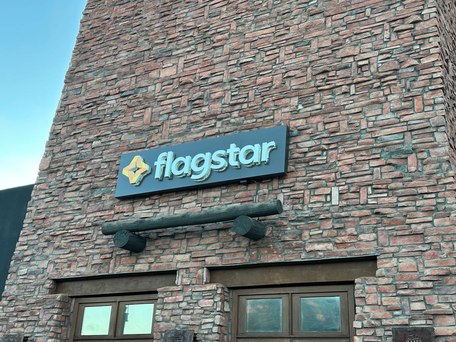 Sedona-Sign-Company-Flagstar-channel-letter-cabinet-Wall-Sign-2