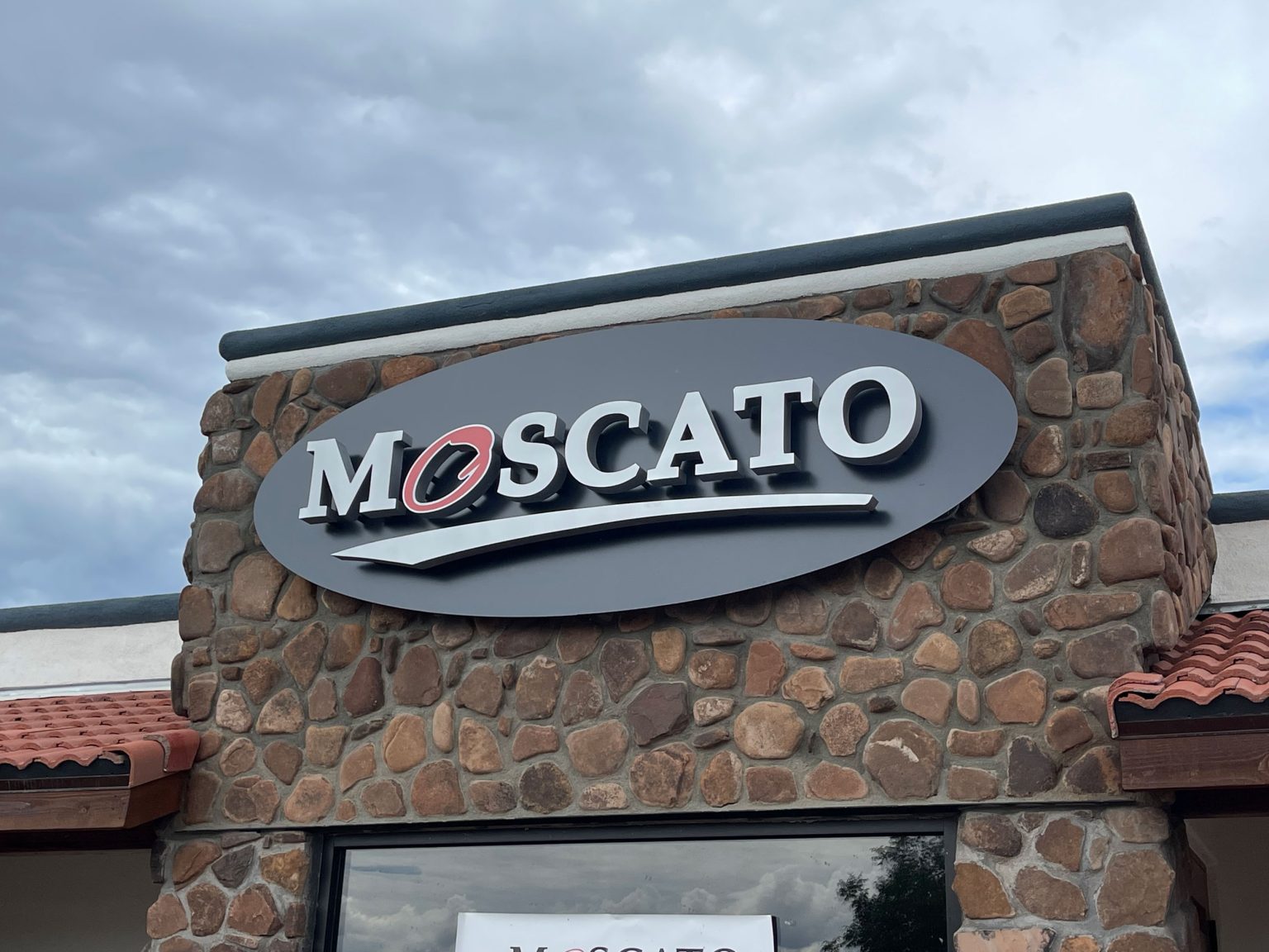 Sedona-Sign-Company-Moscato-Restaurant-Reverse-Lit-Channel-Letters-15