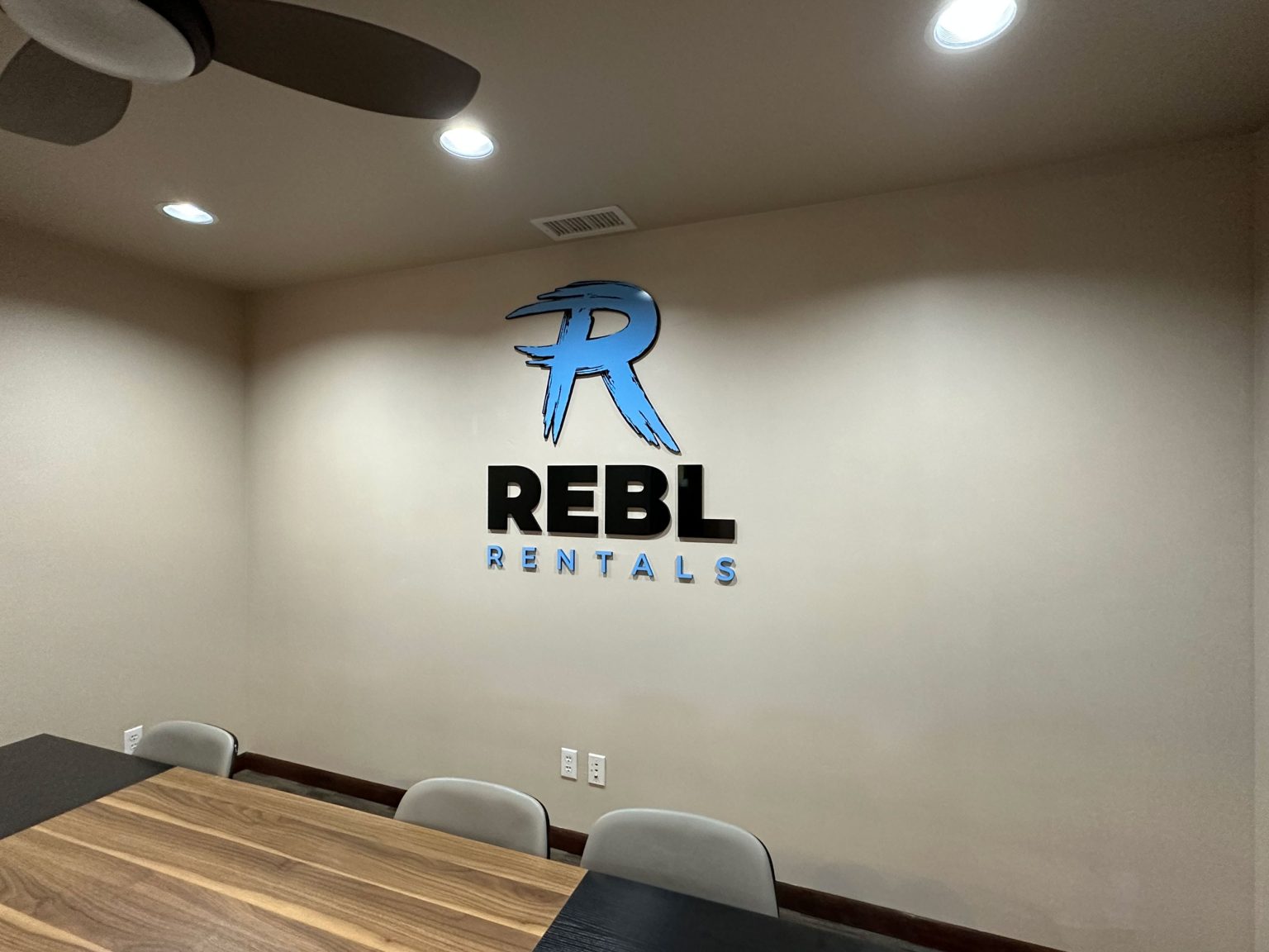 Sedona-Sign-Company-Rebel-Rentals-Acrylic-Dimensional-Letters-1