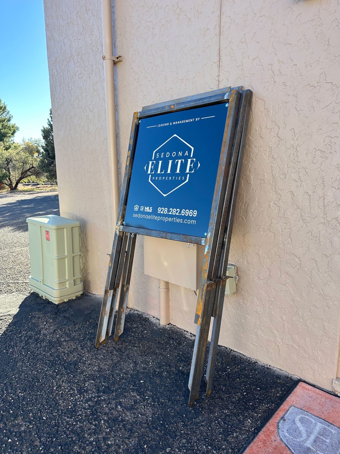 Sedona-Sign-Company-Sedona-Elite-Properties-Custom-Metal-Frame-Real-Estate-Frame-Frames-and-Stake-Signs-4