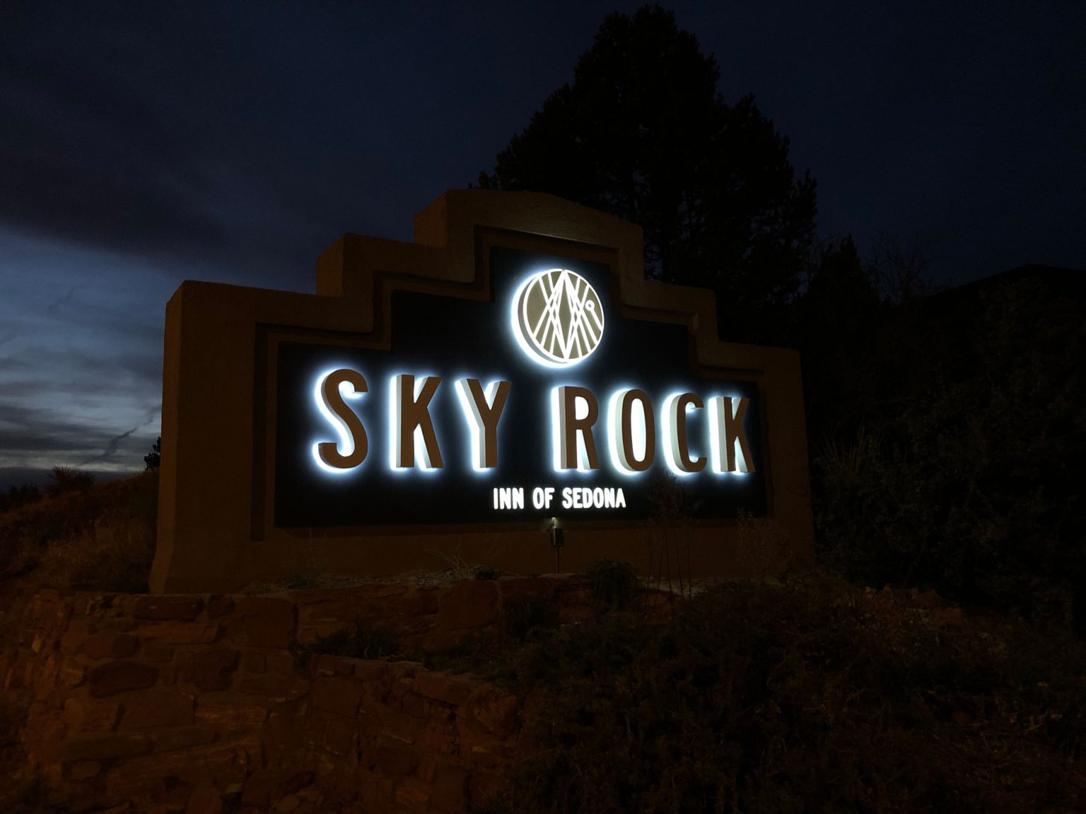 Sedona-Sign-Company-Sedona-Sky-Rock-Inn-Monument-Freestanding-Reverse-Halo-Lit-Sign-16