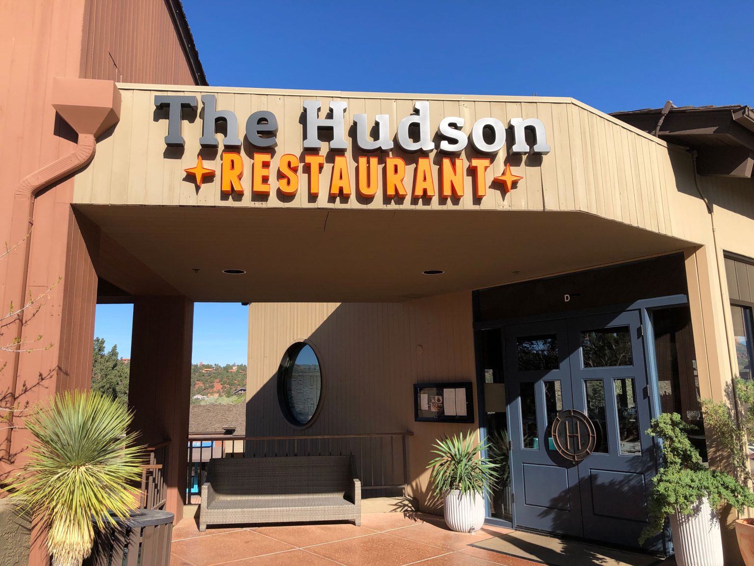 Sedona-Sign-Company-The-Hudson-Restaurant-Channel-Letters-23